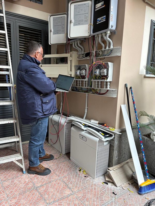 Gustavo, titolare di New Energy, al lavoro su un impianto fotovoltaico